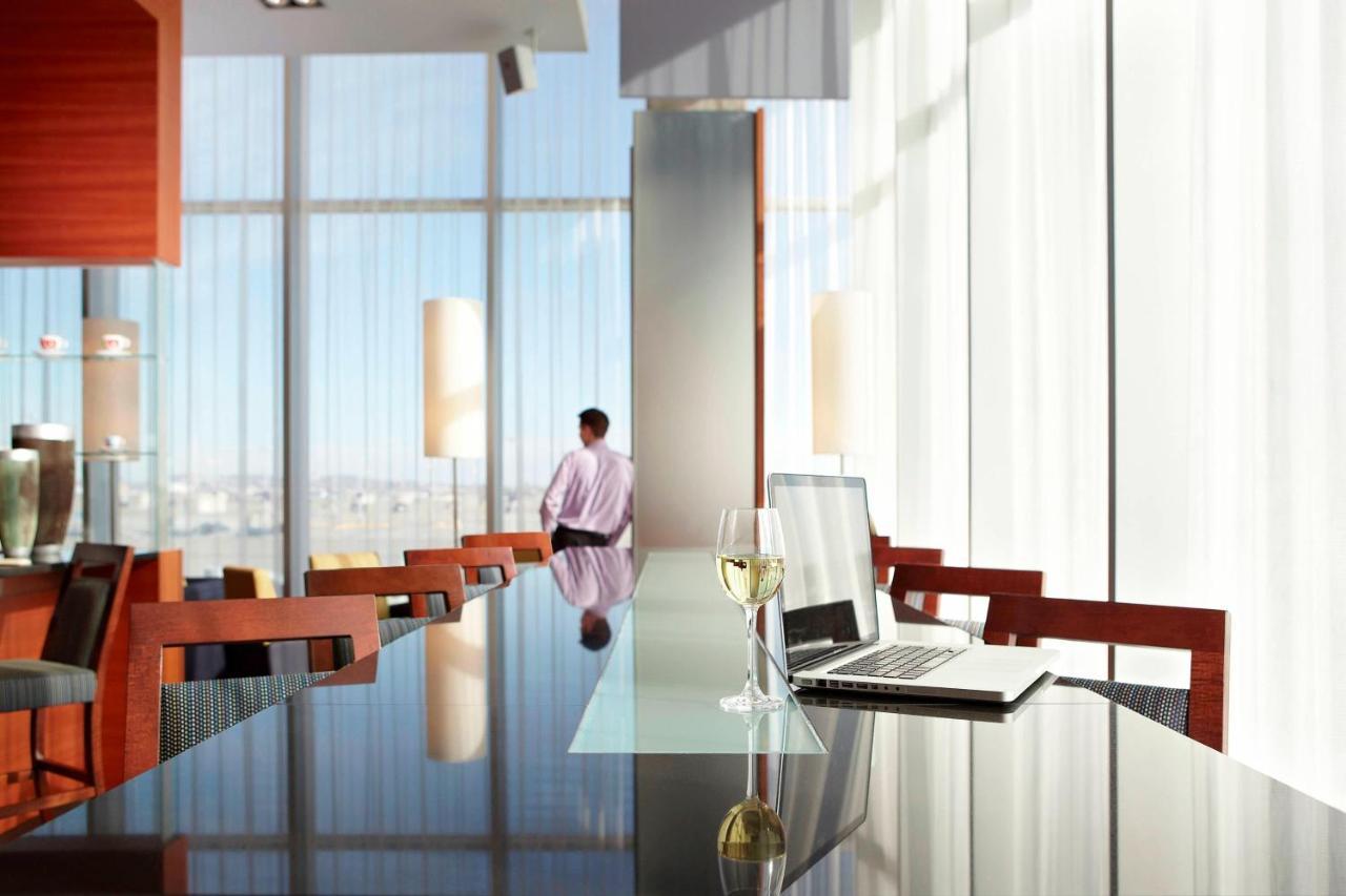 Marriott Montreal Airport In-Terminal Hotel Дорваль Экстерьер фото
