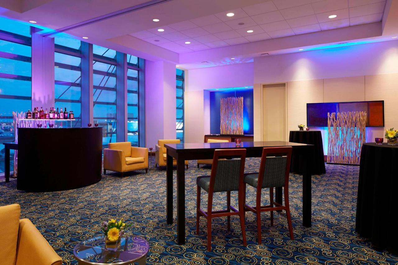 Marriott Montreal Airport In-Terminal Hotel Дорваль Экстерьер фото