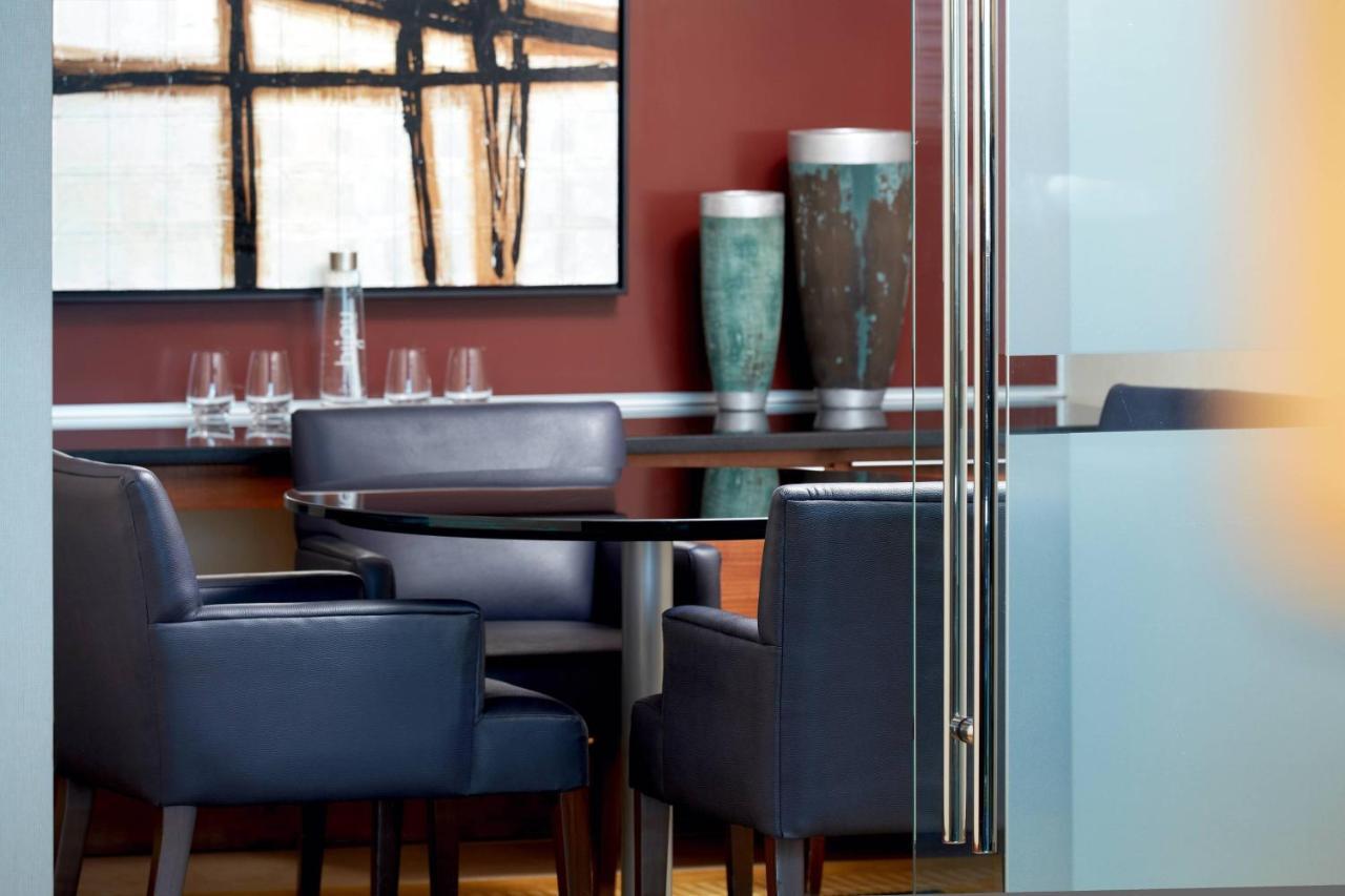 Marriott Montreal Airport In-Terminal Hotel Дорваль Экстерьер фото