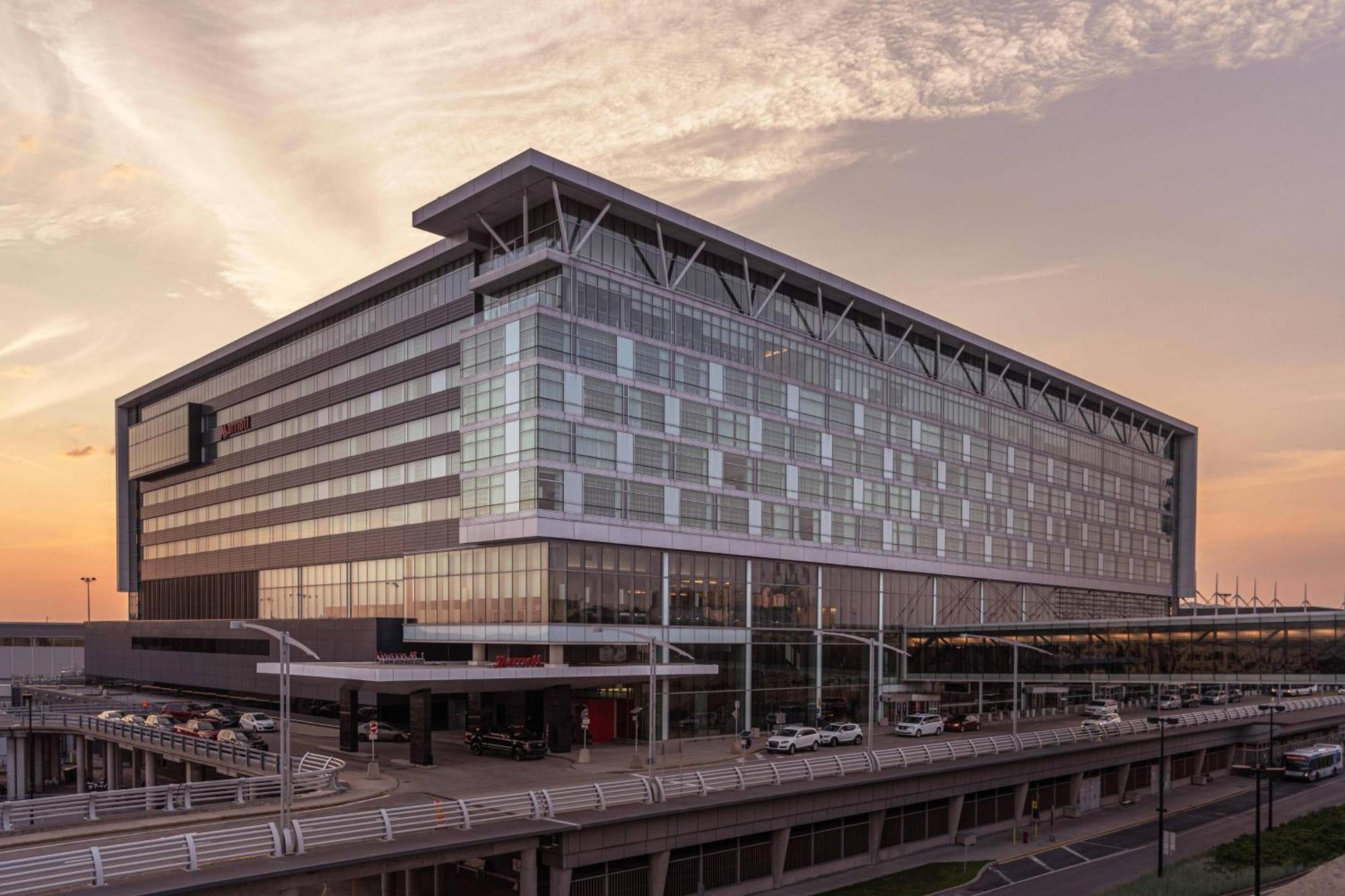 Marriott Montreal Airport In-Terminal Hotel Дорваль Экстерьер фото