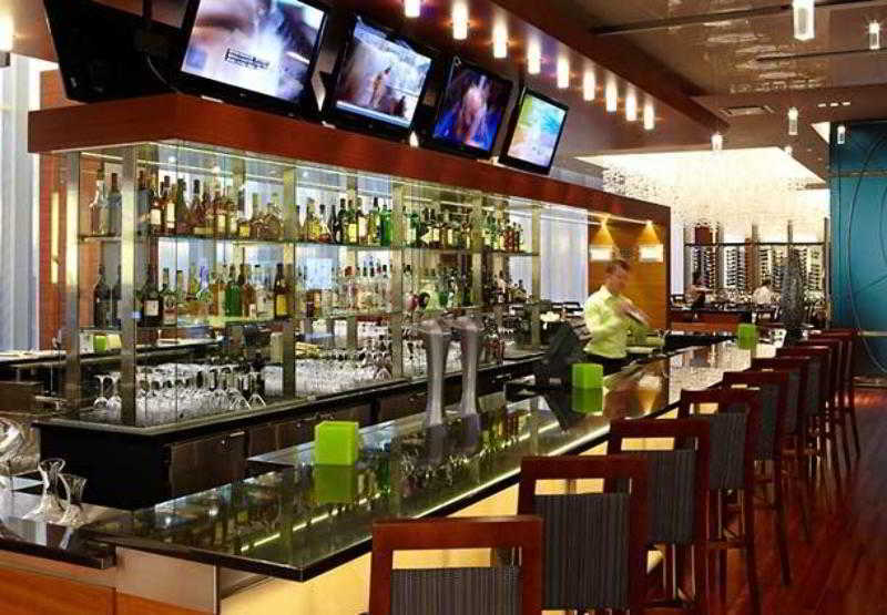 Marriott Montreal Airport In-Terminal Hotel Дорваль Экстерьер фото