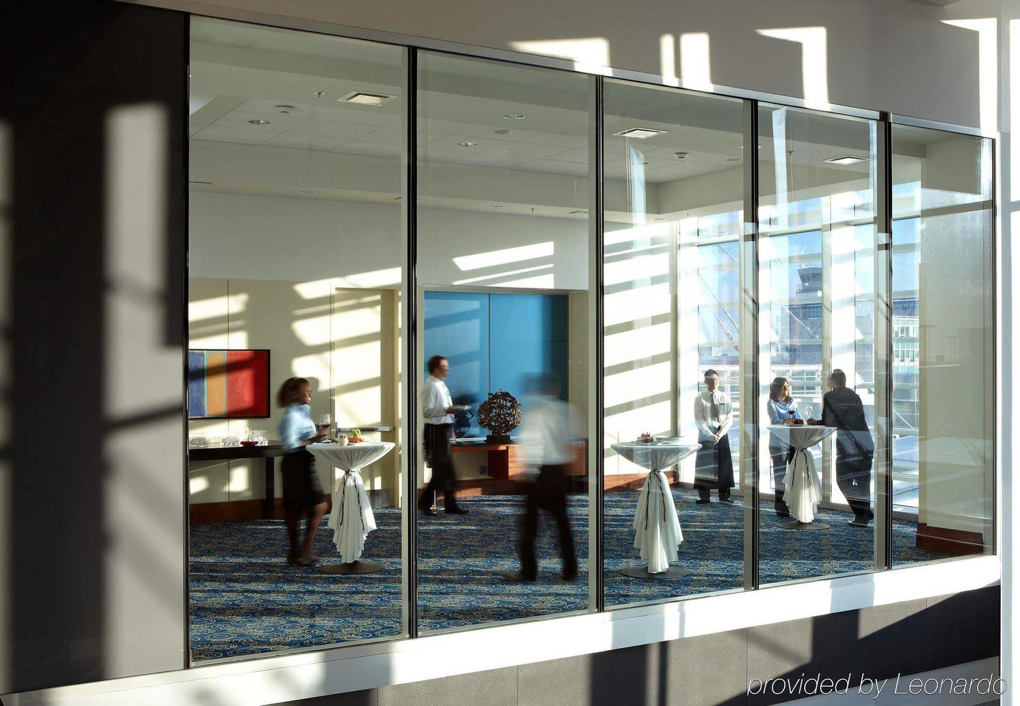 Marriott Montreal Airport In-Terminal Hotel Дорваль Экстерьер фото