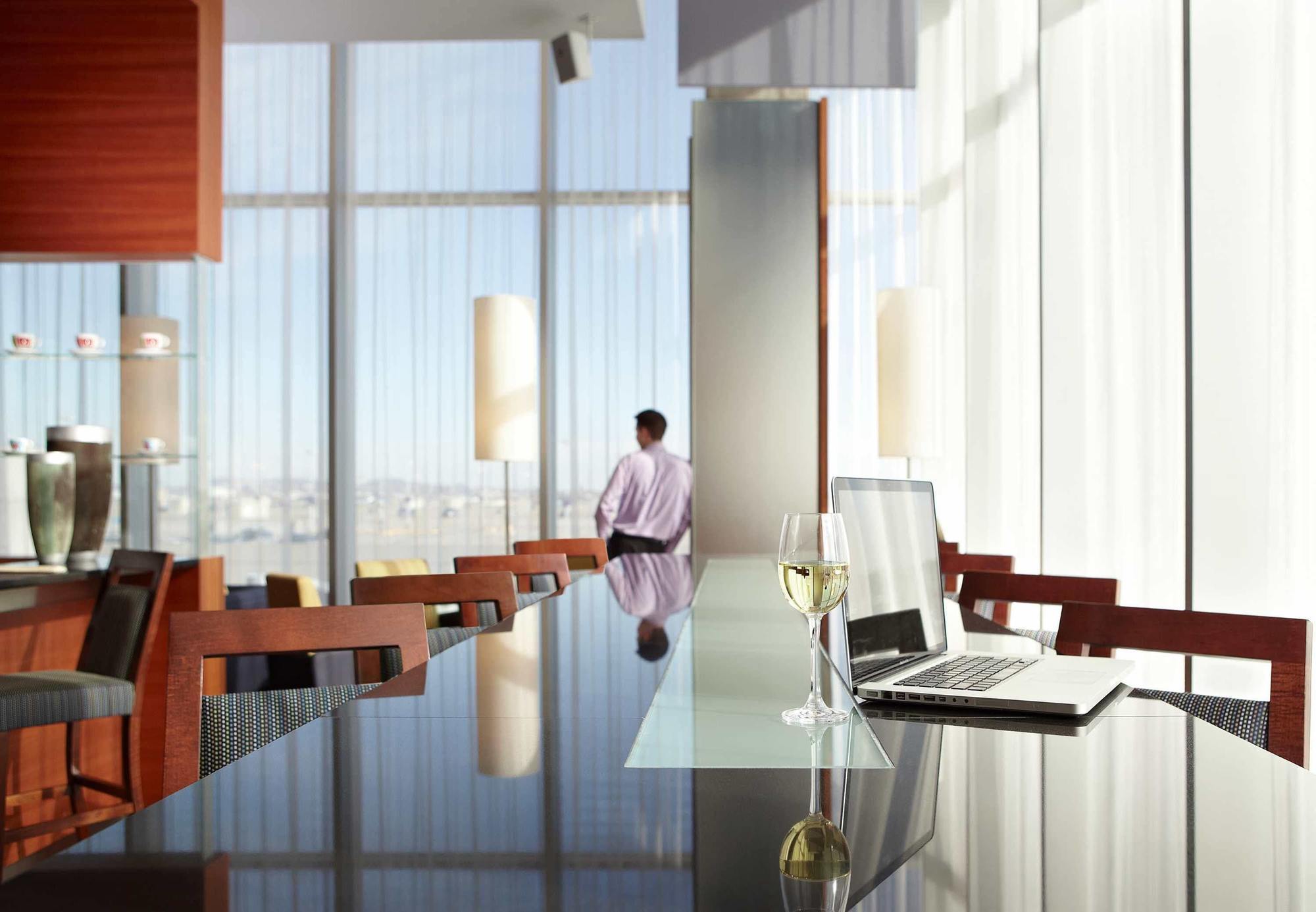 Marriott Montreal Airport In-Terminal Hotel Дорваль Экстерьер фото