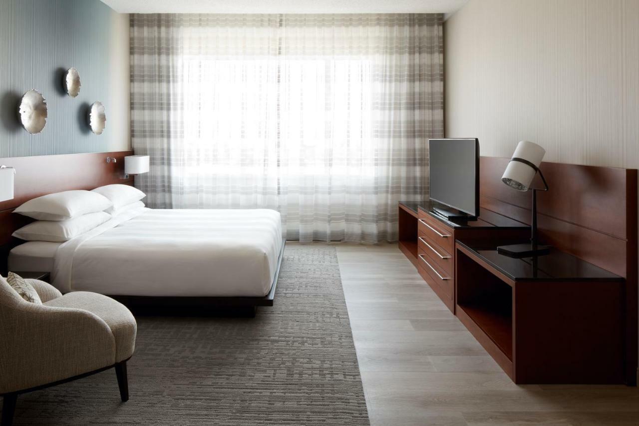 Marriott Montreal Airport In-Terminal Hotel Дорваль Экстерьер фото